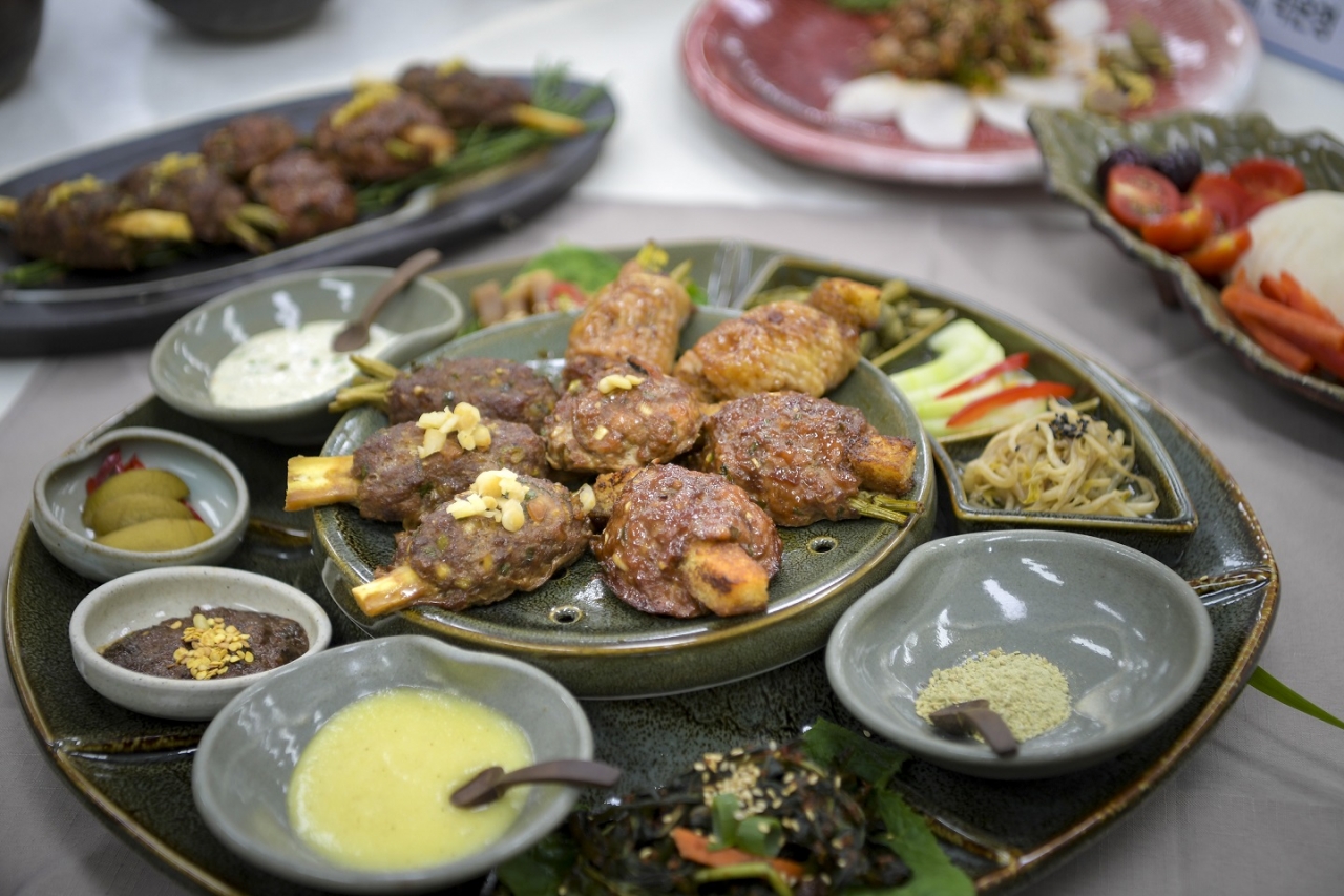 순천시가 지역 특화메뉴로 개발하고 있는 떡갈비와 닭구이 요리.