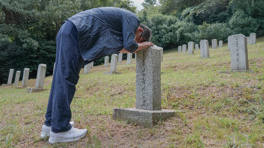 여수시 보훈단체의 끈질긴 노력으로 70년 만에 아버지를 찾은 유복자가 20일 오전 여수시 국군묘지를 찾아 아버지의 무덤 앞에서 뜨거운 눈물을 흘렸다.