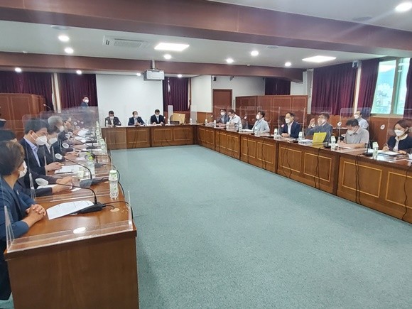 여수시의회 의원들이 광양만권경제자유구역청을 방문해 경도 생활형숙박시설에 대해 질의를 하고 있다.