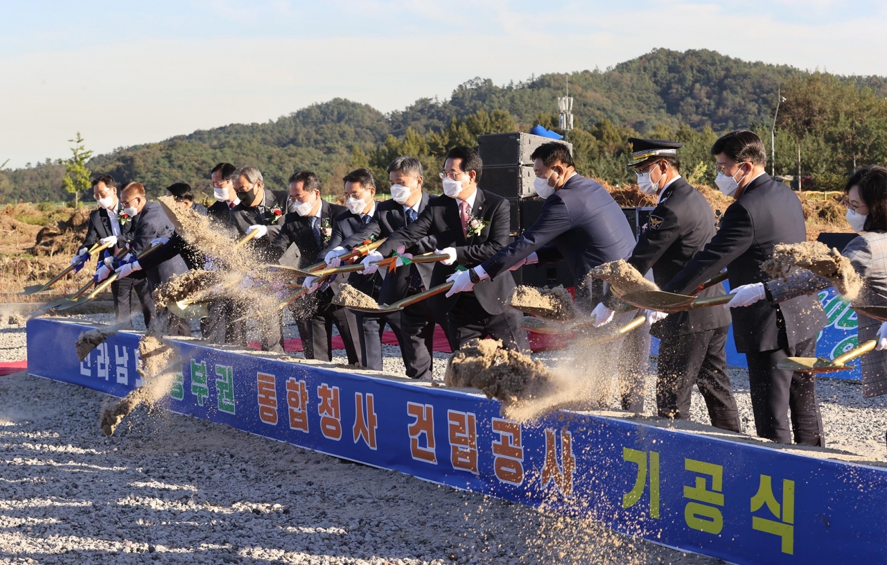 전라남도는 지난 18일 오후 순천 신대지구에서 민선7기 김영록 지사의 핵심사업인 ‘동부권 통합청사’ 착공식을 개최했다.