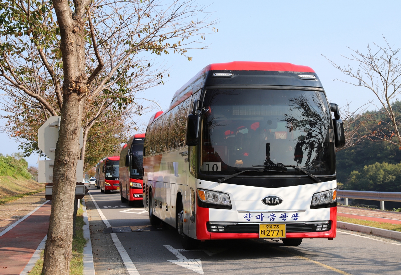 27일 오후 특별기여자 391명을 싣은 관광버스 10여대가 충북 진천을 떠나 여수 오천동 해양경찰교육원에 도착했다.