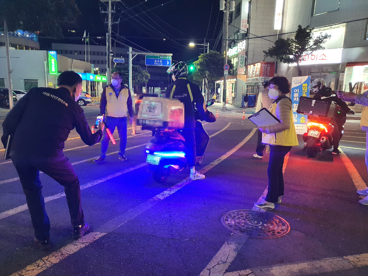 여수시가 지난 25일 여수경찰서, 한국교통안전공단 광주전남본부 등과 법규 위반 이륜차 유관기관 합동 단속을 실시하고 있다.