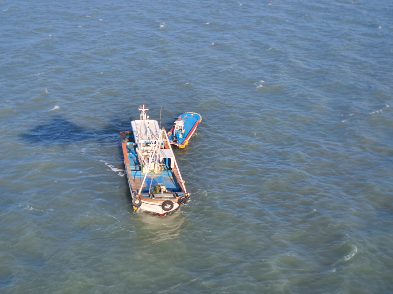 여수 여자만 해상의 양식장 관리선에서 22일 실종된 승선원 2명이 인근 해상에서 숨진 채 발견됐다. 사고선박 사진.