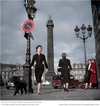 로버트 카파, '뉴룩' 스타일 롱 스커트를 입고 있는 디올 모델, 파리, 프랑스, 1948.
