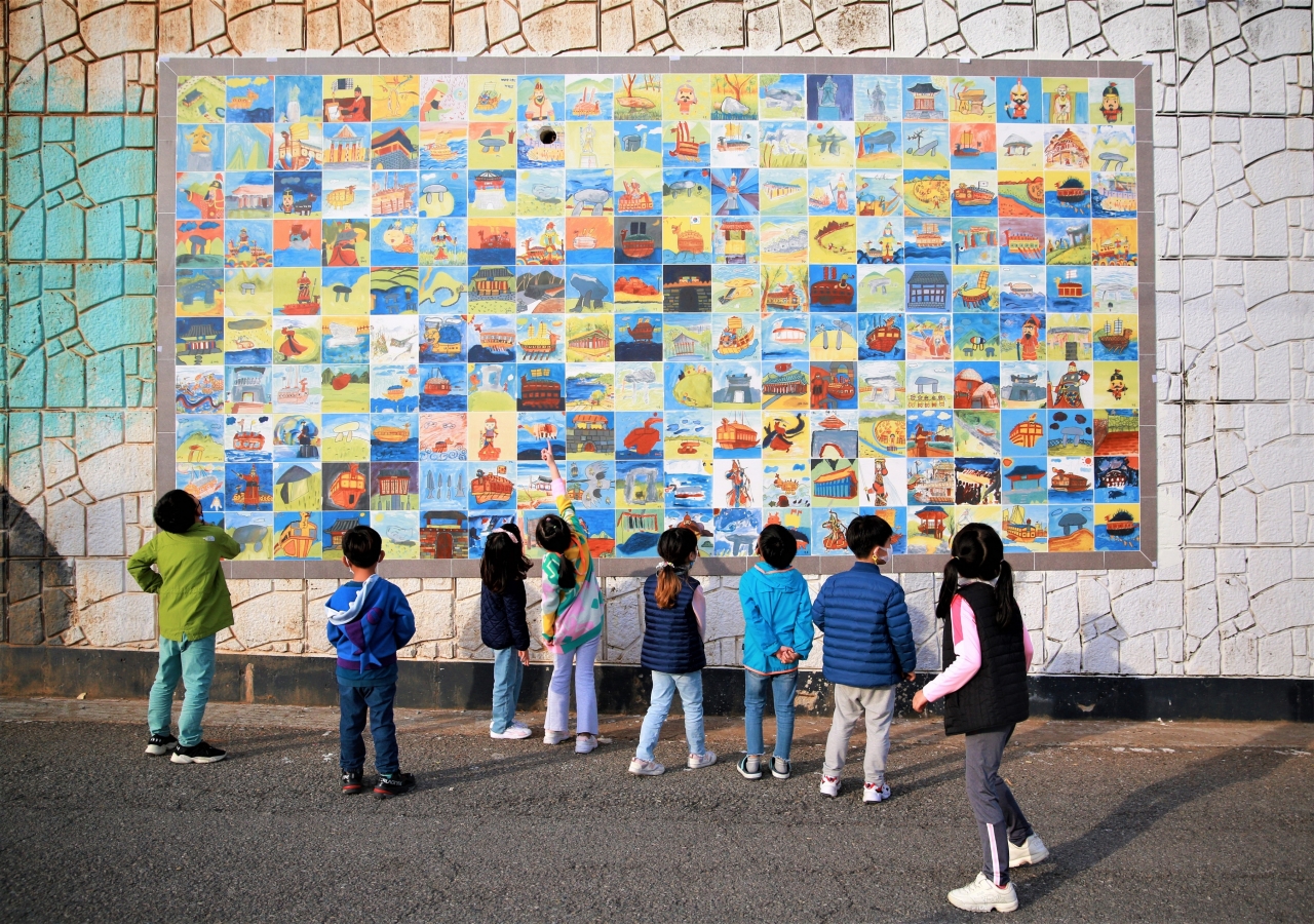 GS칼텍스 희망에너지교실에 참여한 여수지역 어린이들이 자신이 그린 타일벽화 보고 있다.