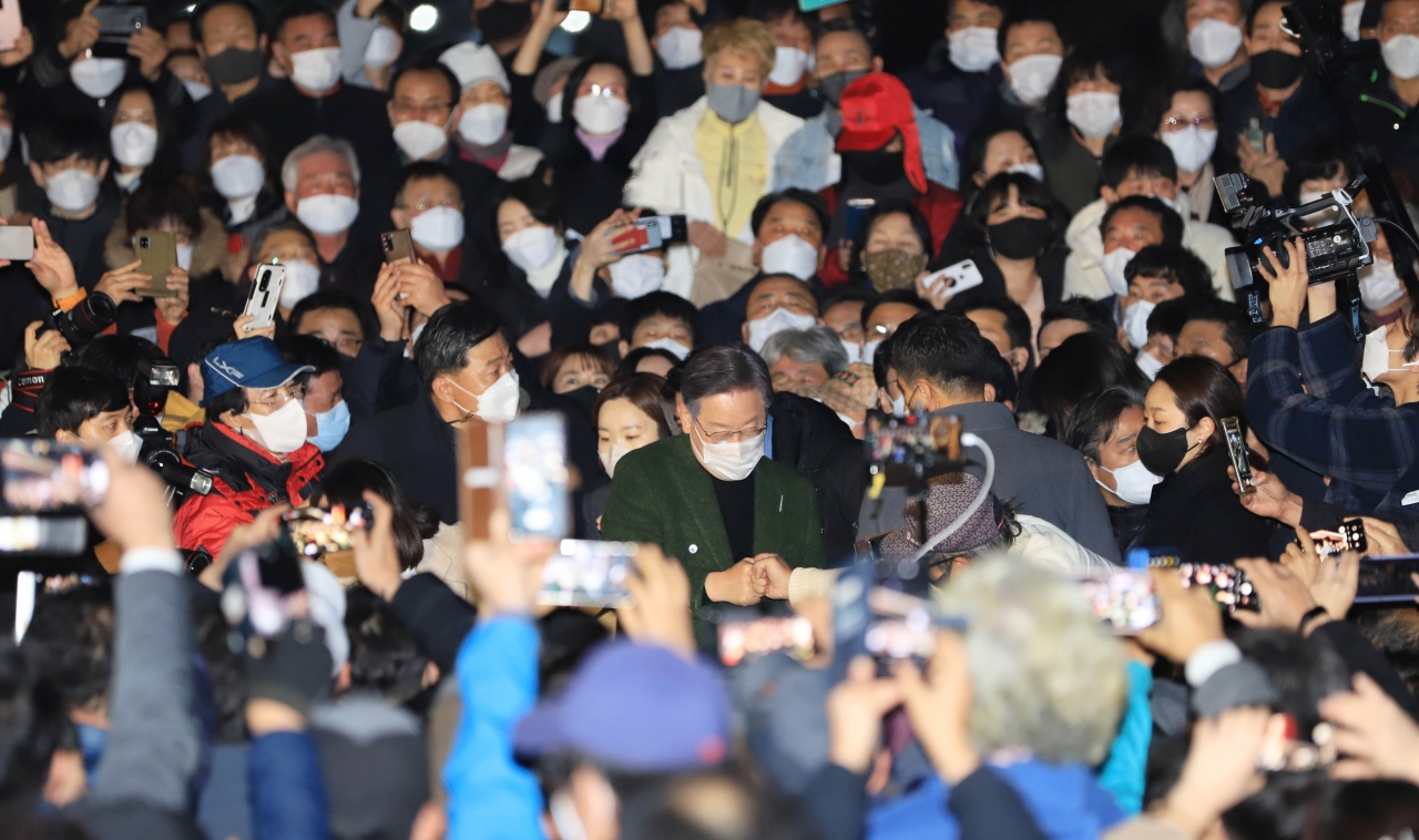 이재명 더불어민주당 대선 후보가 부인 김혜경 씨와 27일 밤 9시께 여수 낭만포차를 찾은 가운데 지지자들과 소통을 하고 있다.