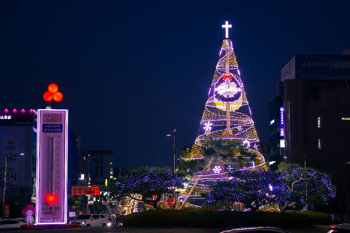 6일 오후, 여수시청 앞 로터리광장에 높이 13미터의 대형 크리스마스트리가 불을 밝혔다.