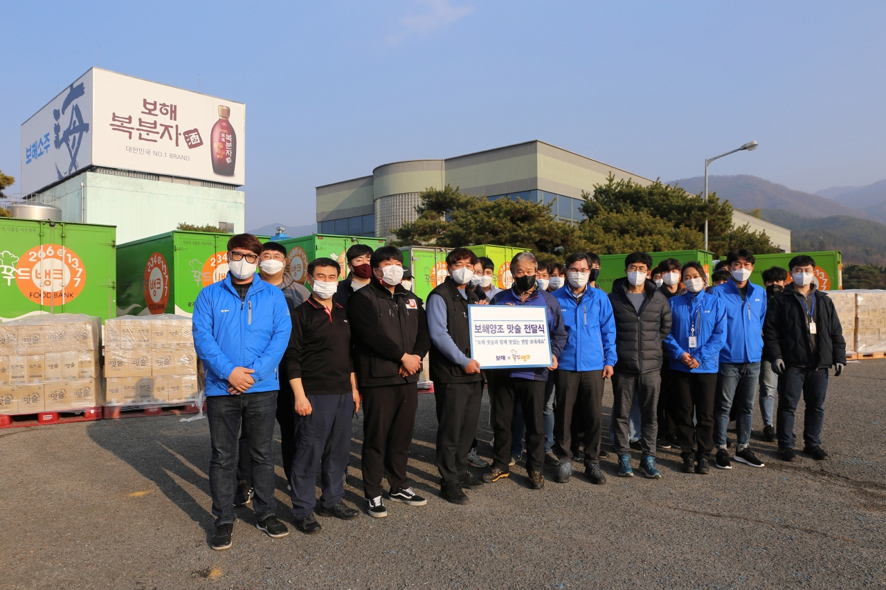 지난 12월 21일 보해양조 장성공장에서 보해양조 임직원들이 푸드뱅크에 요리용 맛술을 기부하고 기념촬영을 하고 있다