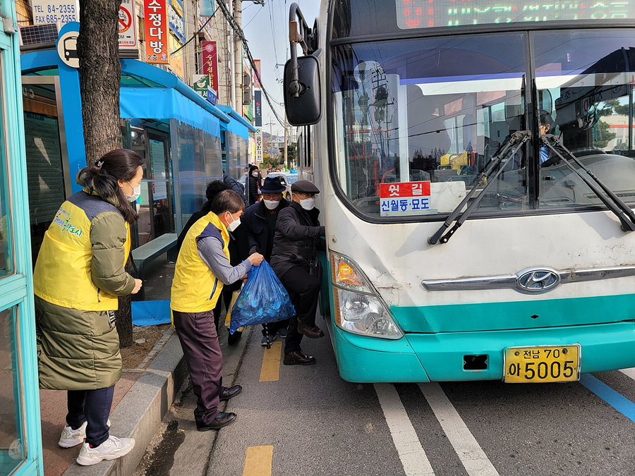 여수시는 시내버스 승하차 시 교통약자의 안전을 위해 2월 1일부터 전통시장 승하차 도우미 사업을 시행한다.