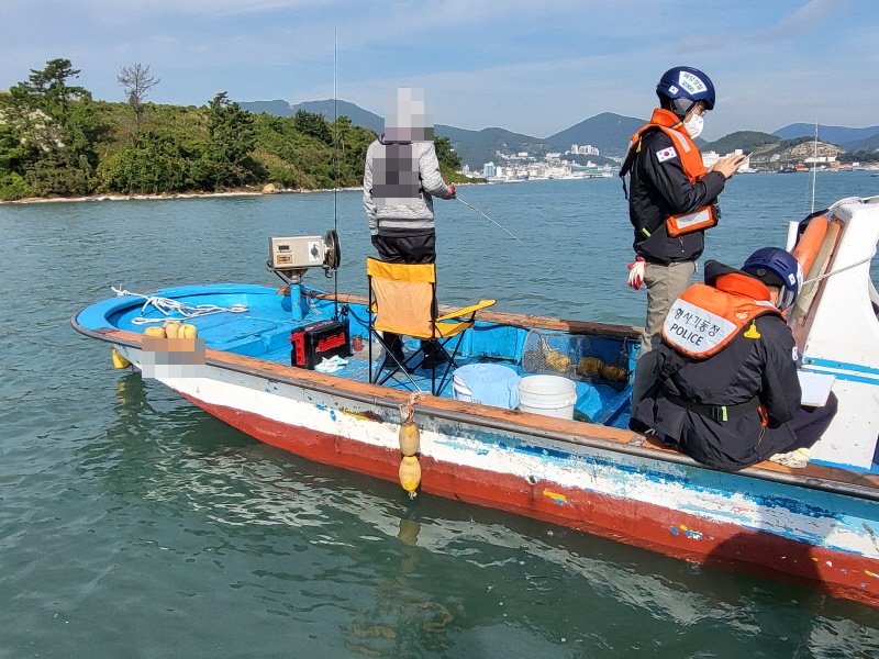 형사2계 직원들이 불법의심 어선을 검문검색하고 있다.