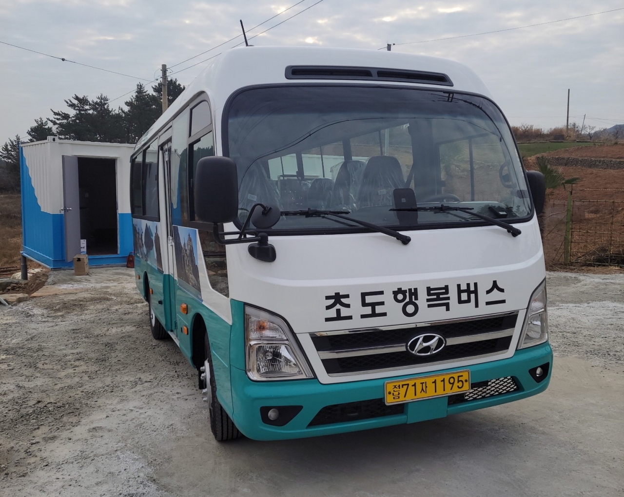여수시 삼산면 초도에 도시형 교통모델 사업의 일환으로 지난 1월 1일부터 마을버스가 운행을 시작했다.