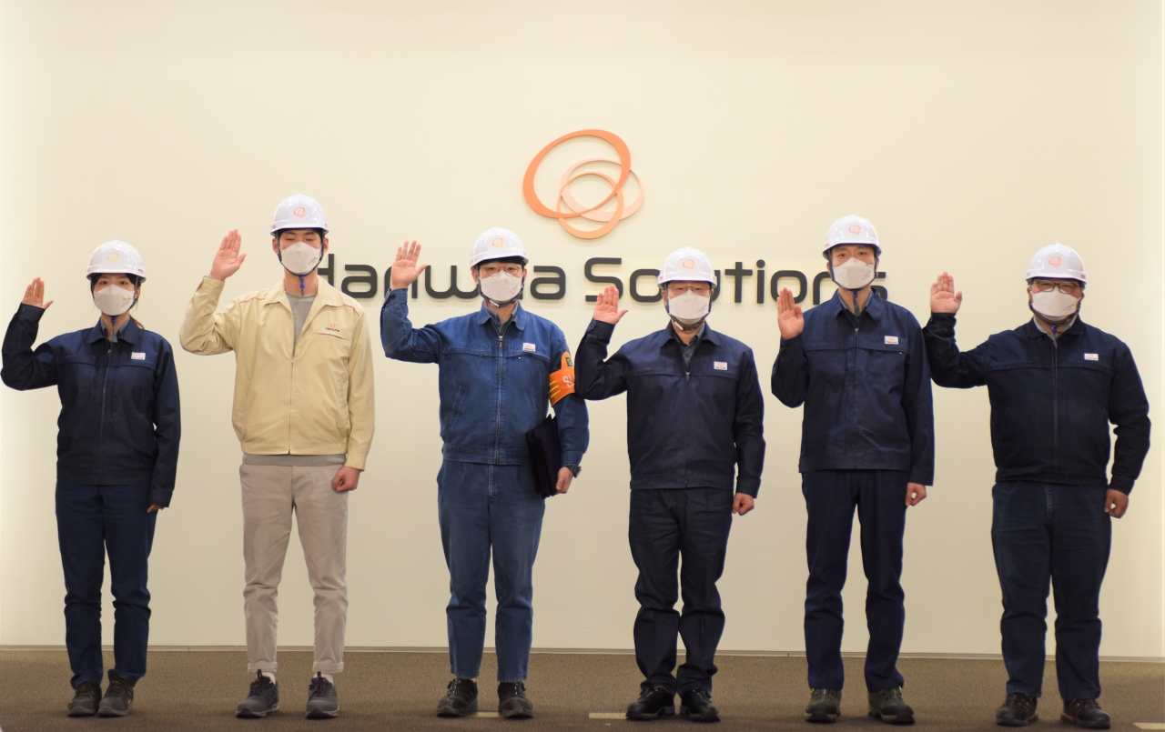 한화솔루션 남이현 대표 (오른쪽에서 3번째)가 임직원들과 함께 무사고·무재해 사업장실현 목표를 선포했다.