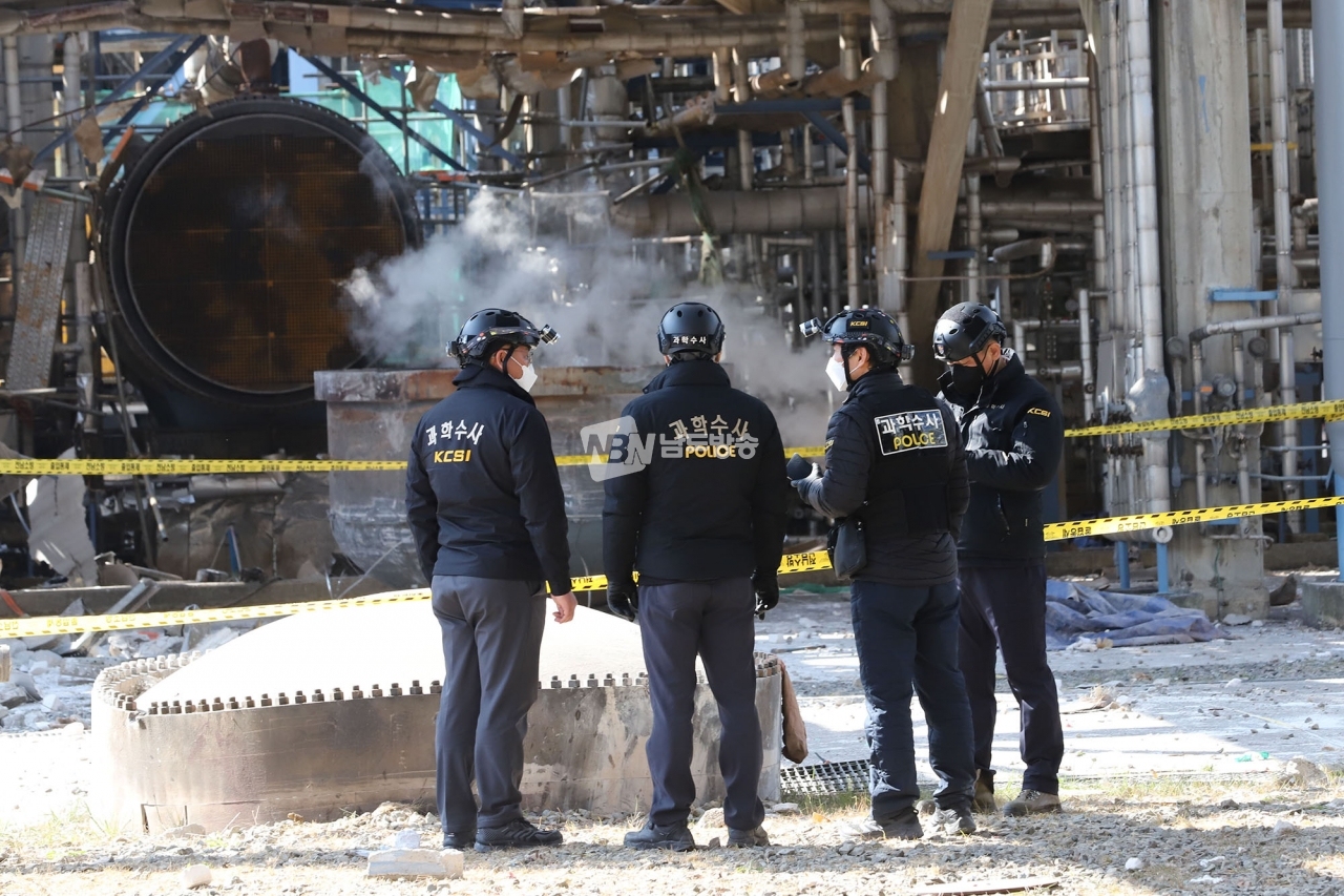 11일 오전 9시26분 여수 화치동 여천NCC 폭발사고로 4명이 숨지고 4명이 크고 작은 부상을 입었다. 국과수 요원들이 현장 감식을 진행중이다.