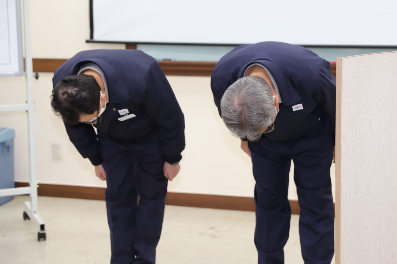 최금암‧김재율 여천NCC 대표이사는 11일 오전 발생한 폭발사고와 관련해 이날 오후 공장 내 교육실을 찾아 대국민 사과를 하고 있다.