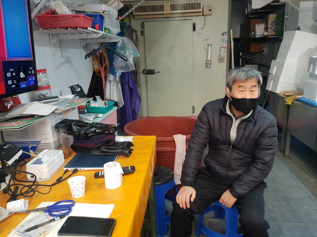 여수교동시장내 전복을 전문으로 판매하는 해보수산 박경근 대표.