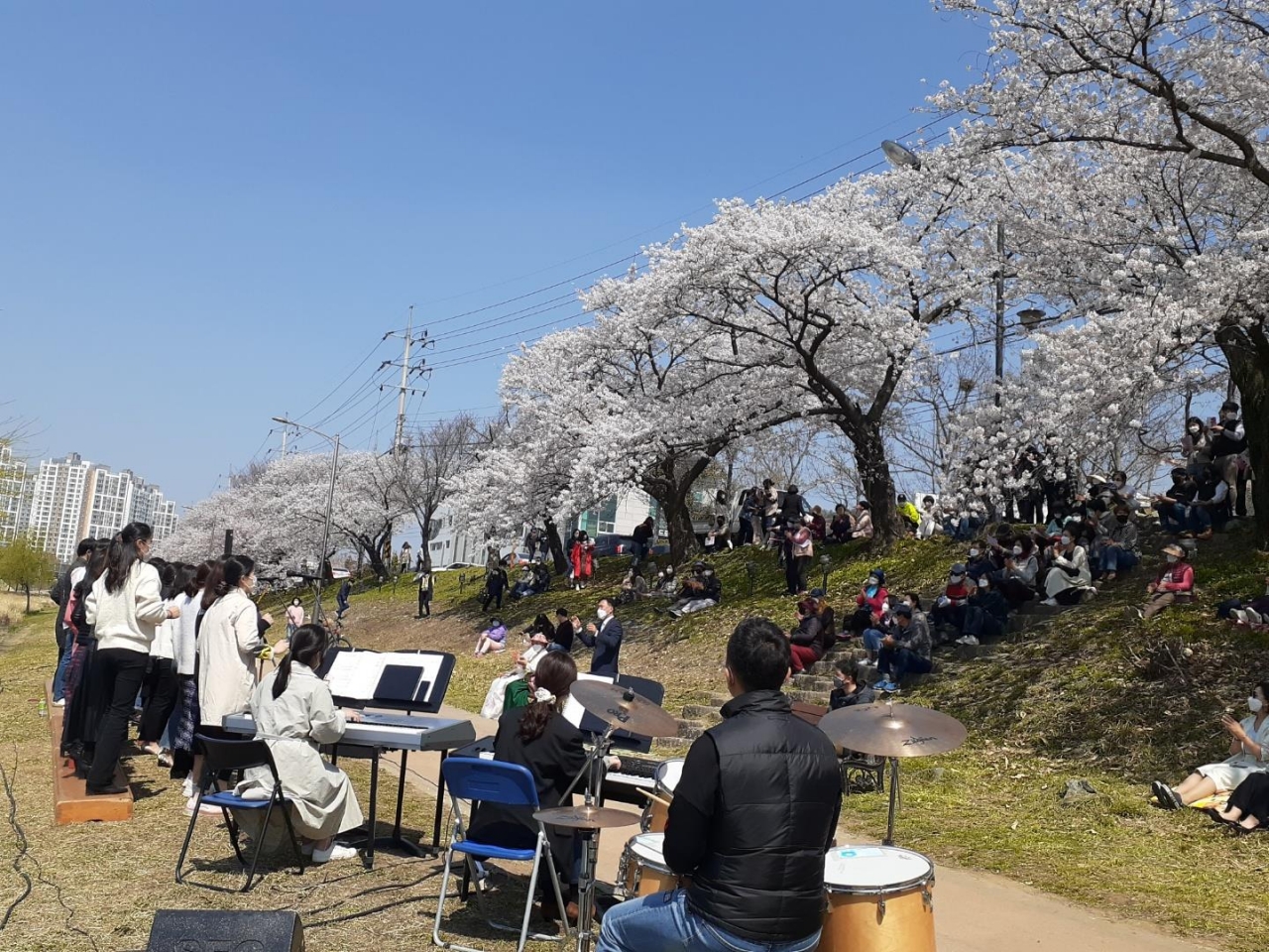 순천천시립합창단의 찾아가는 음악회 ‘동천, 꽃길을 걸으며’ 공연이 5일부터 오는 7일까지 동천변에서 개최된다. 