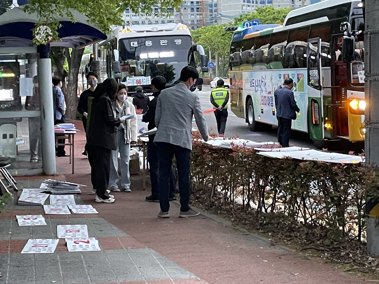 순천 시내버스 노조가 지난 20일부로 전면 파업에 돌입한 가운데 순천시가 비상수송대책으로 대체 버스 45대와 전세버스 등을  임시 운영하고 있다.