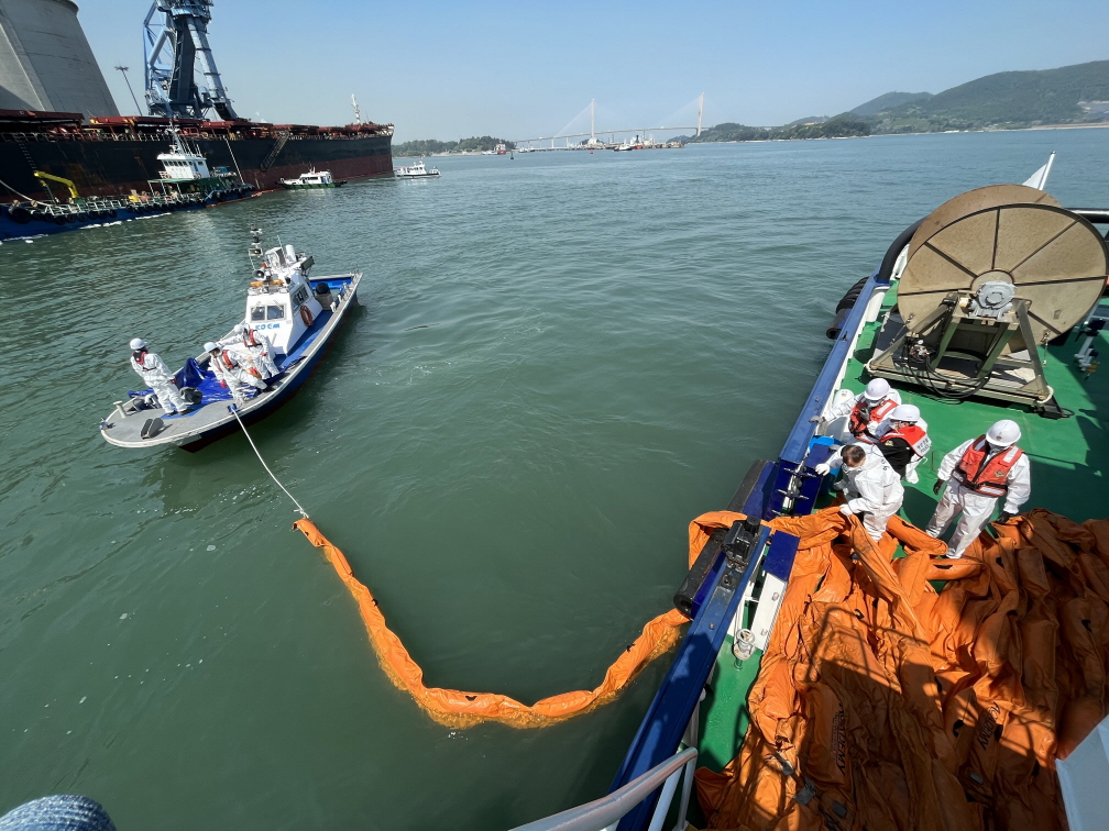 여수 낙포부두 내 급유선에서 기름 이송 작업 중 기름이 바다에 유출돼 해경이 방제작업을 벌이고 있다. 