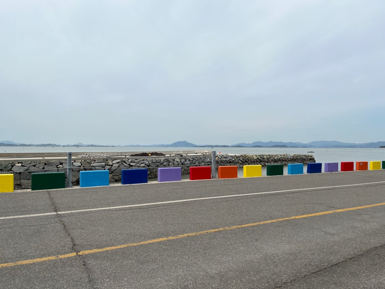청정전남 으뜸마을인 여수 장척마을. 노후된 해안도로 방호책이 무지개 색으로 도색됐다.