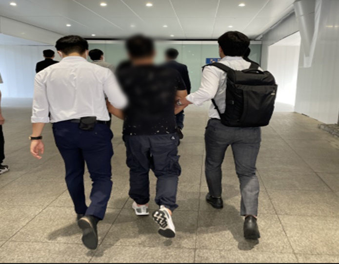중국과 베트남에 사무실을 두고 피해자들로부터 20억원을 갈취한 해외 보이스피싱 일당이 경찰에 검거됐다.