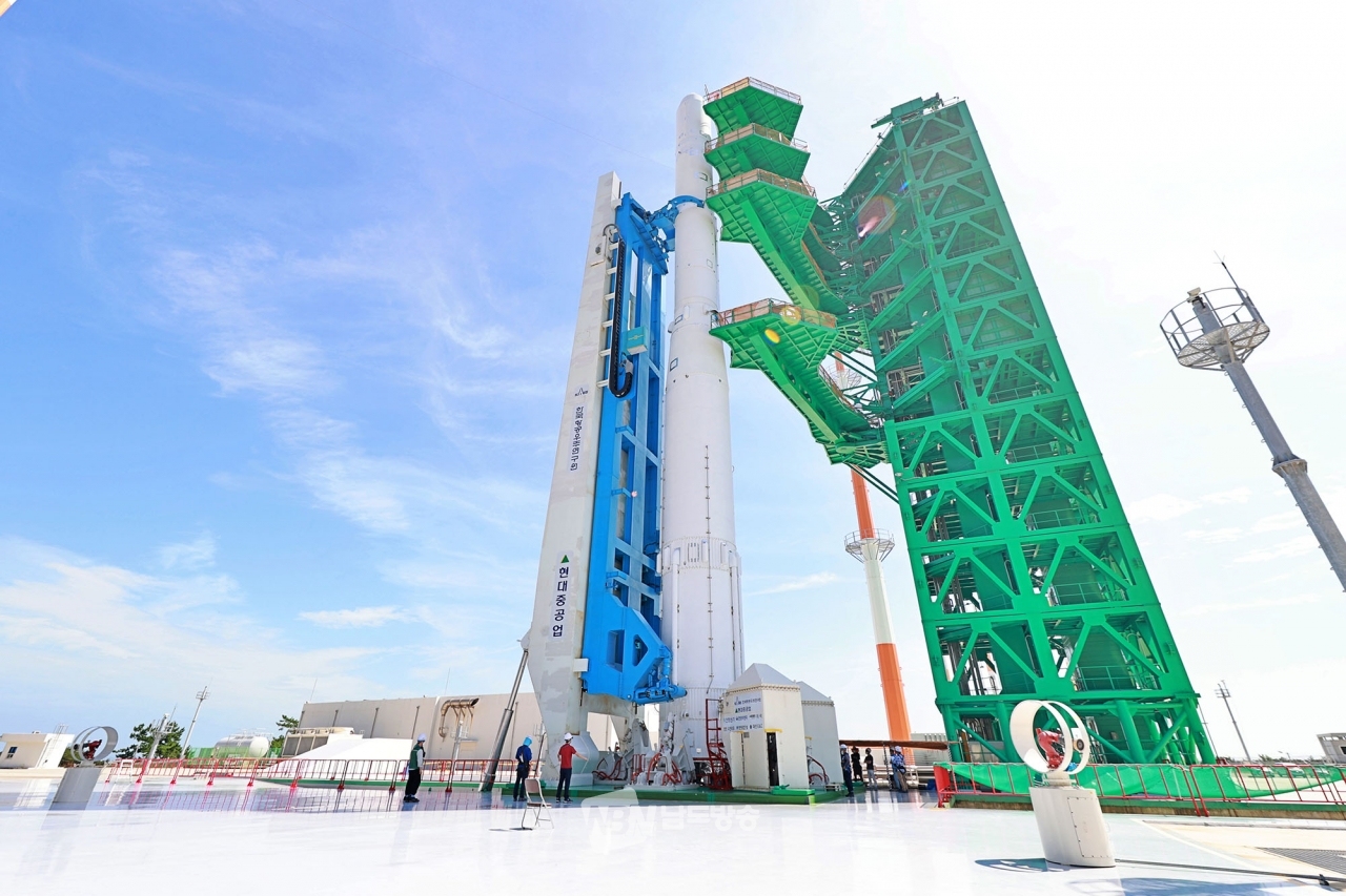 순수 국내 기술로 제작된 한국형 첫 우주발사체 '누리호‘가 고흥 나로우주센터 발사대에 기립해 있다.(사진=한국항공우주연구원 제공)