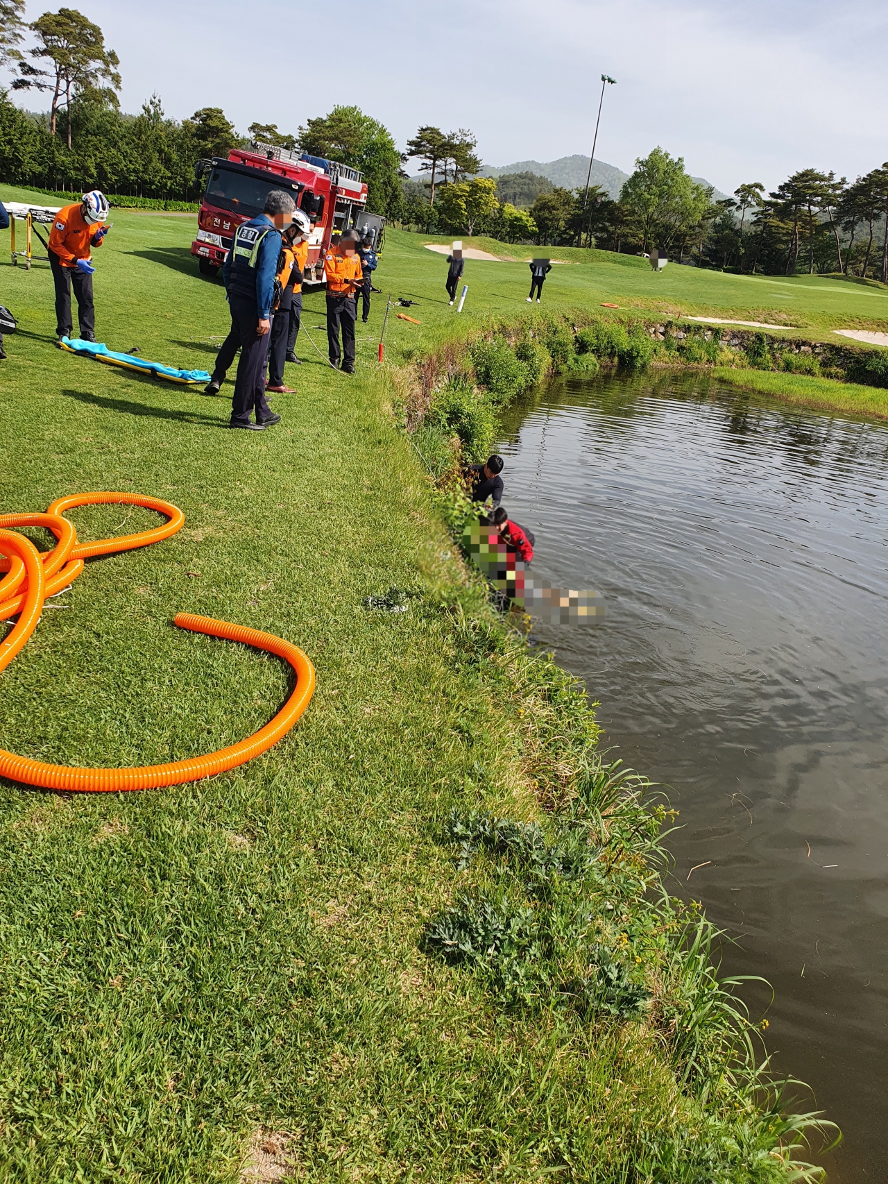 순천의 한 골프장에서 골프를 치던 50대 여성이 물에 빠져 숨졌다. 경찰에 따르면 27일 오전 8시 51분께 순천 모 골프장에서 골프를 치던 A씨(52·여)가 2미터 깊이의 연못(해저드)에 빠졌다.
