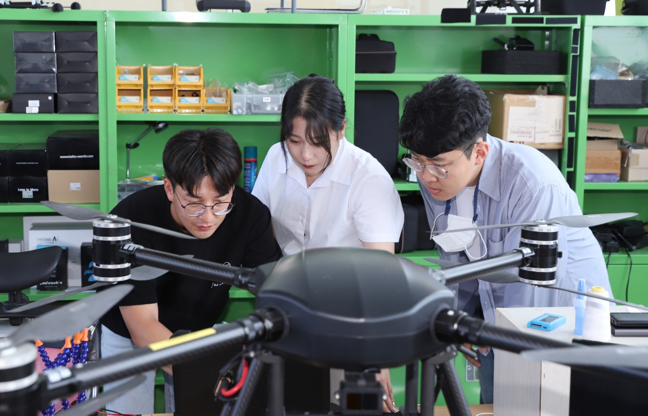 나주 소재 산업용 드론 제조 기업인 ㈜에스엠소프트에 입사해 하드웨어와 소프트웨어 개발에 매진하고 있는 청년 근로자들. 왼쪽부터 김상곤(30), 정유진(25), 임혜성(28) 씨.