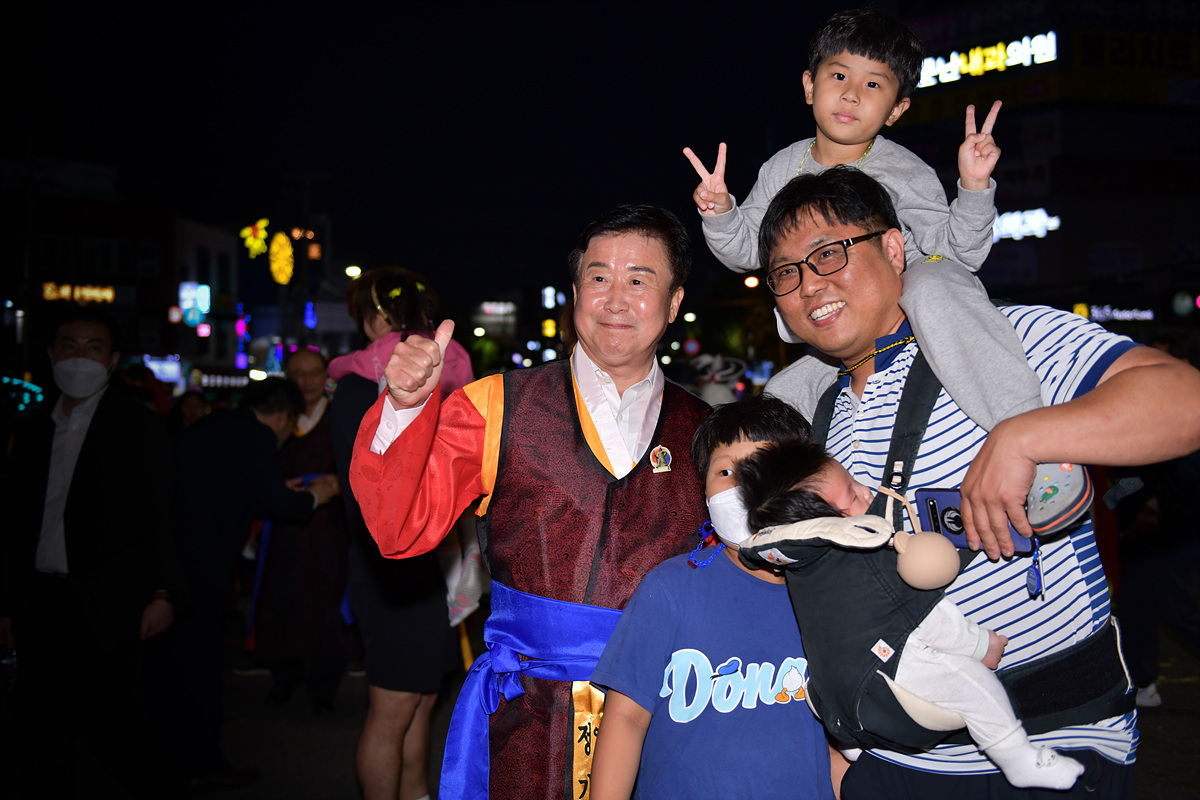 ‘제56회 여수거북선축제’가 30일 종포해양공원 일원에서 화려한 막을 올렸다.