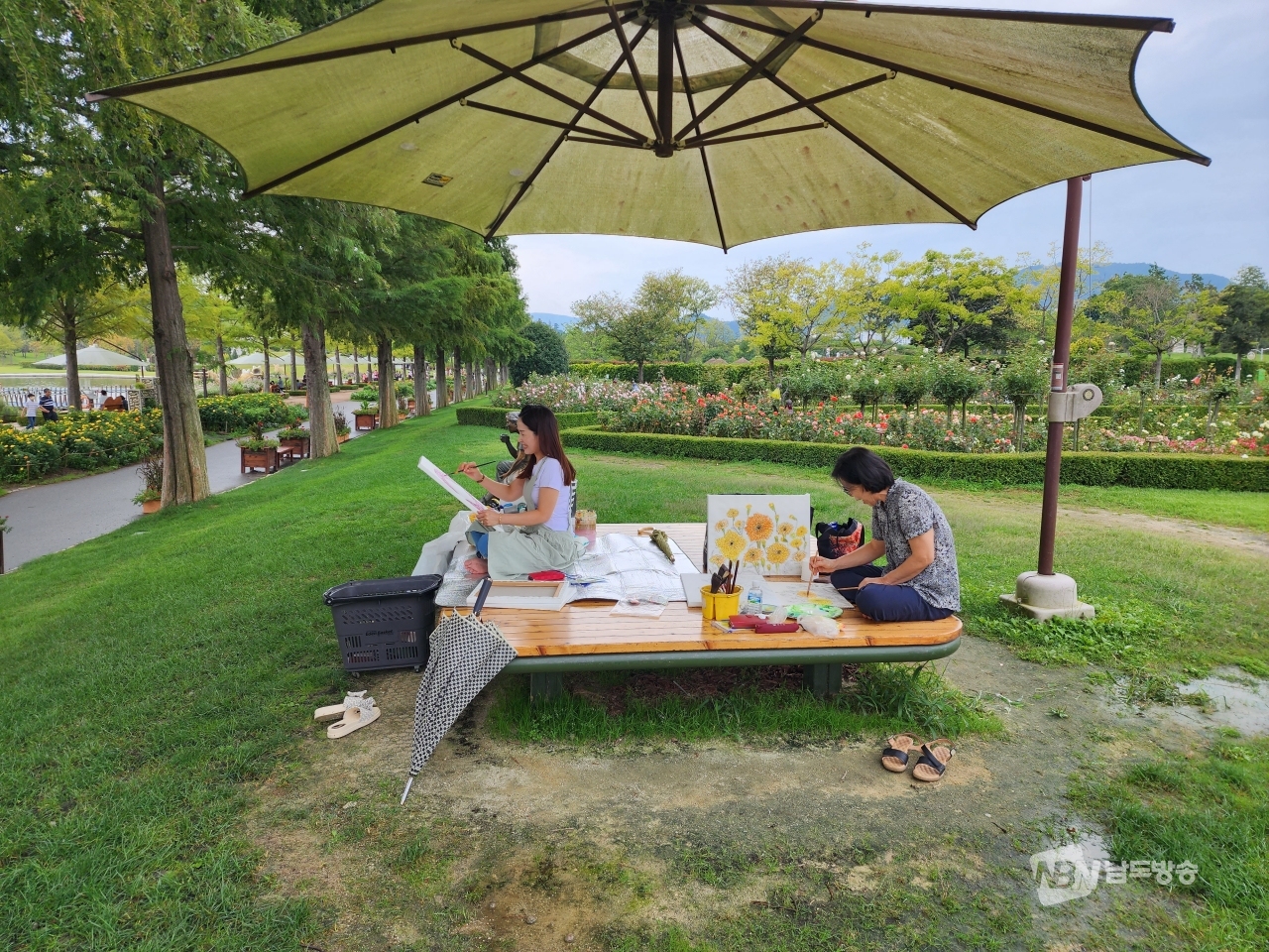 순천만국가정원에서 순천미술협회 회원들이 야외 스케치를 하고 있다.