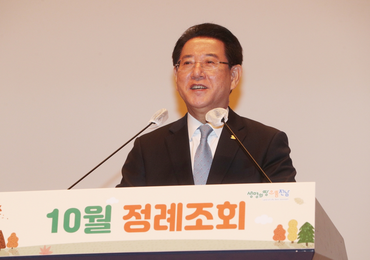 김영록 전남지사가 4일 오전 도청 김대중강당에서 민선8기 첫 정례조회를 갖고 연설을 하고 있다.