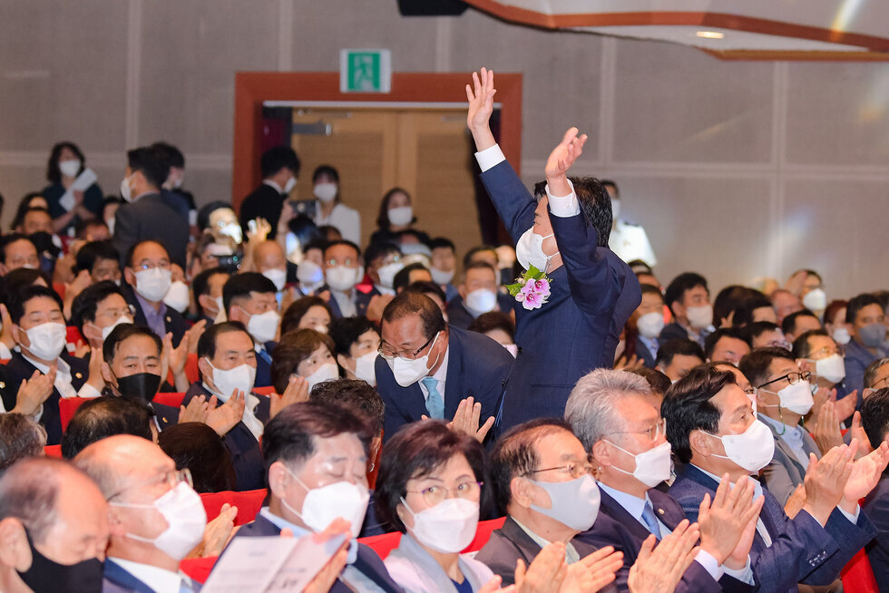 정기명 시장이 지난 7월 1일 민선8기 취임식에서 시민을 향해 손을 흔들고 있다.