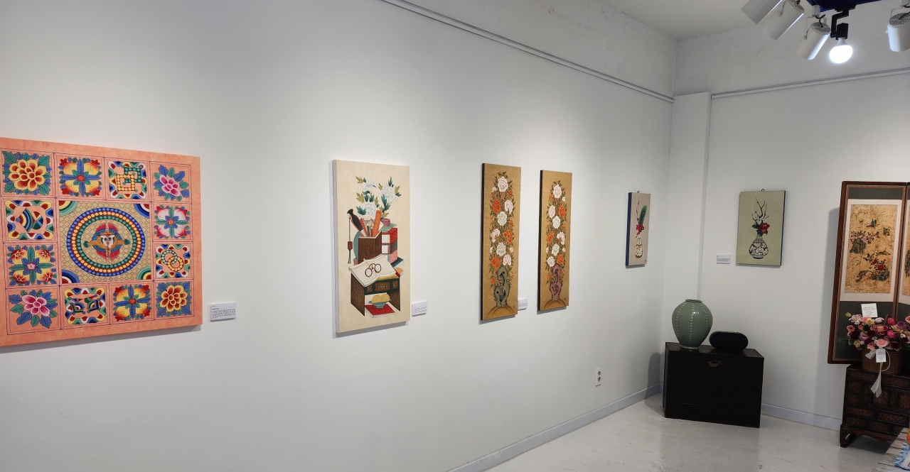 순천 문화의 거리 내 하얀갤러리에서 '행복화소 민화화실' 작가들의 민화작품전이 열리고 있다.