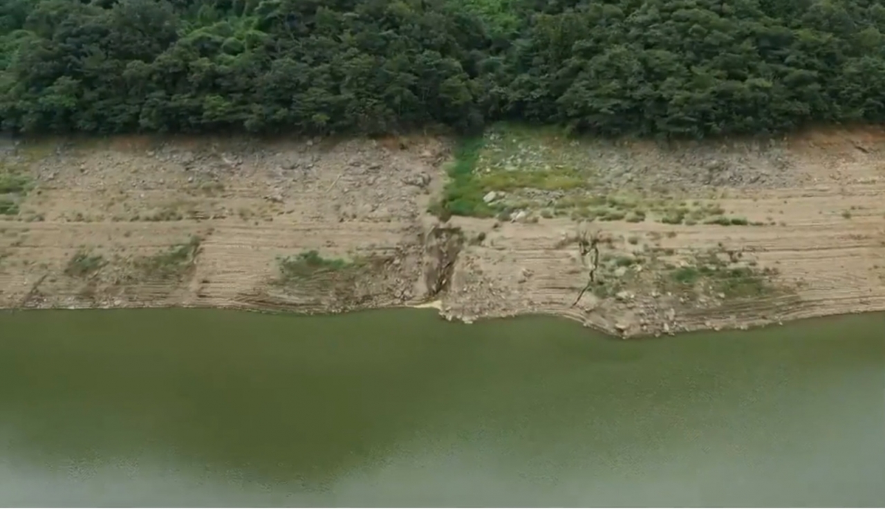 장기화 되고 있는 가을 가뭄으로 인해 전남동부권 주민들의 식수원인 주암댐 저수량도 크게 낮아졌다.