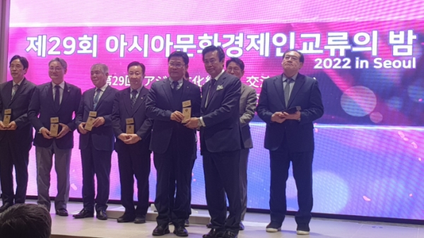 전남 순천농협 강성채 조합장이 지난 11일 (사)아시아문화경제진흥원이 주최하는 '2022아시아문화경제진흥대상' 시상식에서 지역발전부문 대상을 수상했다.