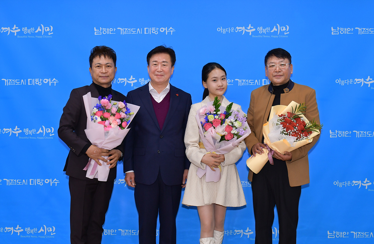 여수시가 5일 오전 시장실에서 가수 김다현, 강지호, 김예정을 여수시 홍보대사로 신규 위촉했다고 밝혔다.