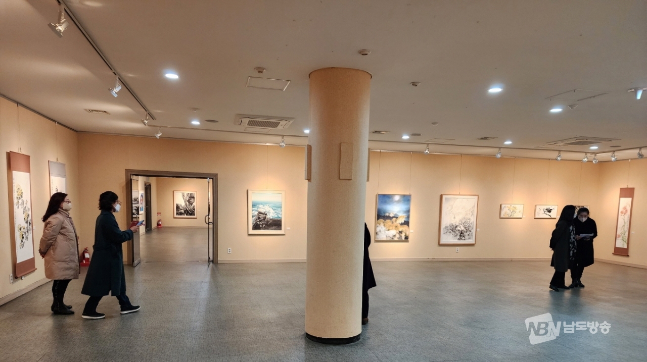 ​12월 26일 허묵회 4회 정기전이 열리고 있는 순천문화예술회관 전시실에 관객들이 작품을 감상하고 있다. 사진=양준석 기자​