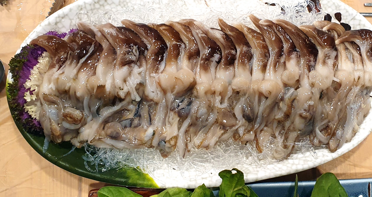 겨울 바다의 별미 중 별미로 꼽히는 ‘새조개’는 서남해안에서만 맛볼 수 있는 귀한 음식이다. 새조개 시즌이 도래하면서 남해안 대표 수산도시 전남 여수의 식당가에도 조개의 ‘참맛’을 보려는 관광객들로 문전성시를 이룬다.