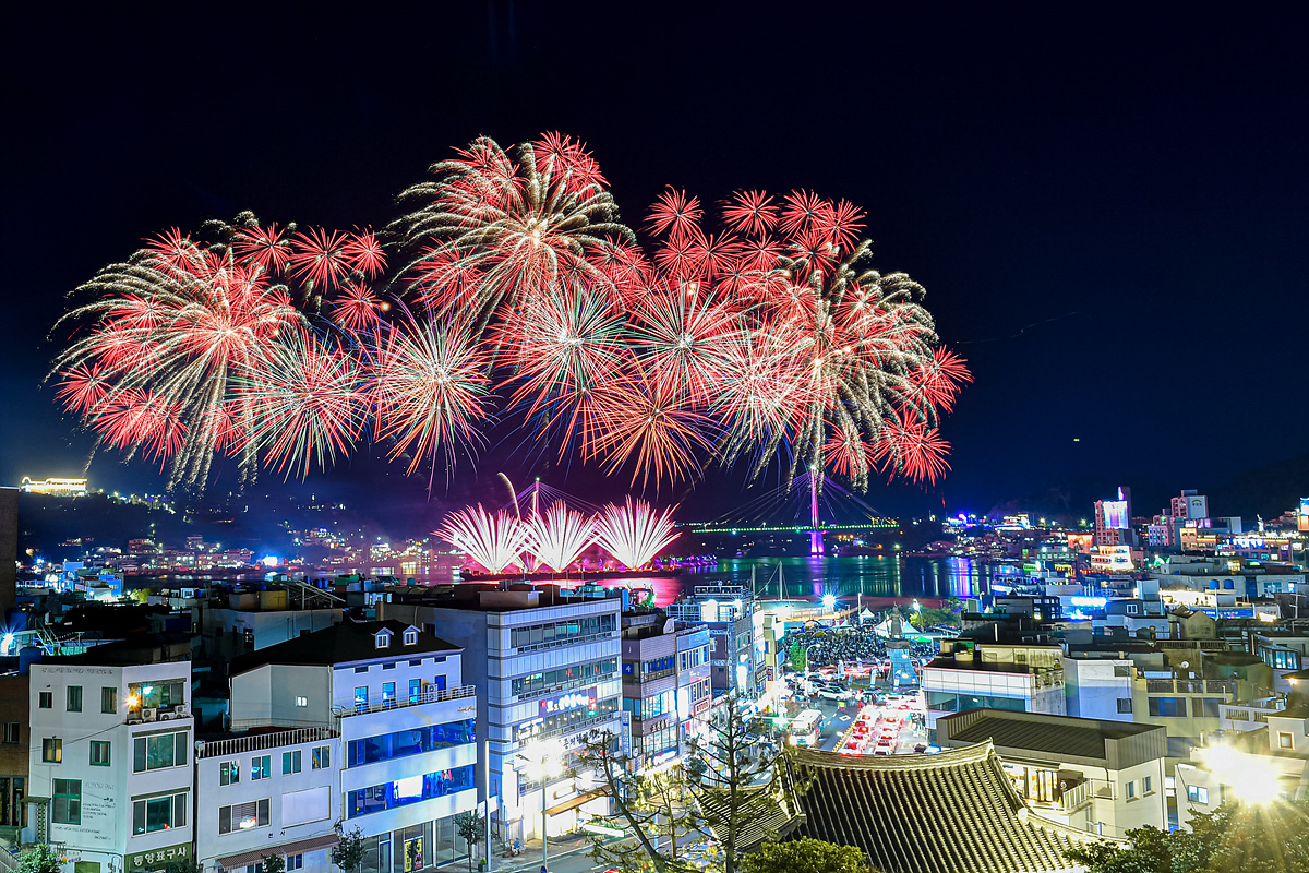 ‘2022 여수밤바다 불꽃축제’가 지난 22일 밤 여수밤바다를 화려하게 수놓으며 성황리에 막을 내렸다. 이순신광장 앞 해상 일원에서 약 3시간 동안 펼쳐진 이날 축제에는 19만 4000여 명의 관람객이 찾은 것으로 집계됐다.