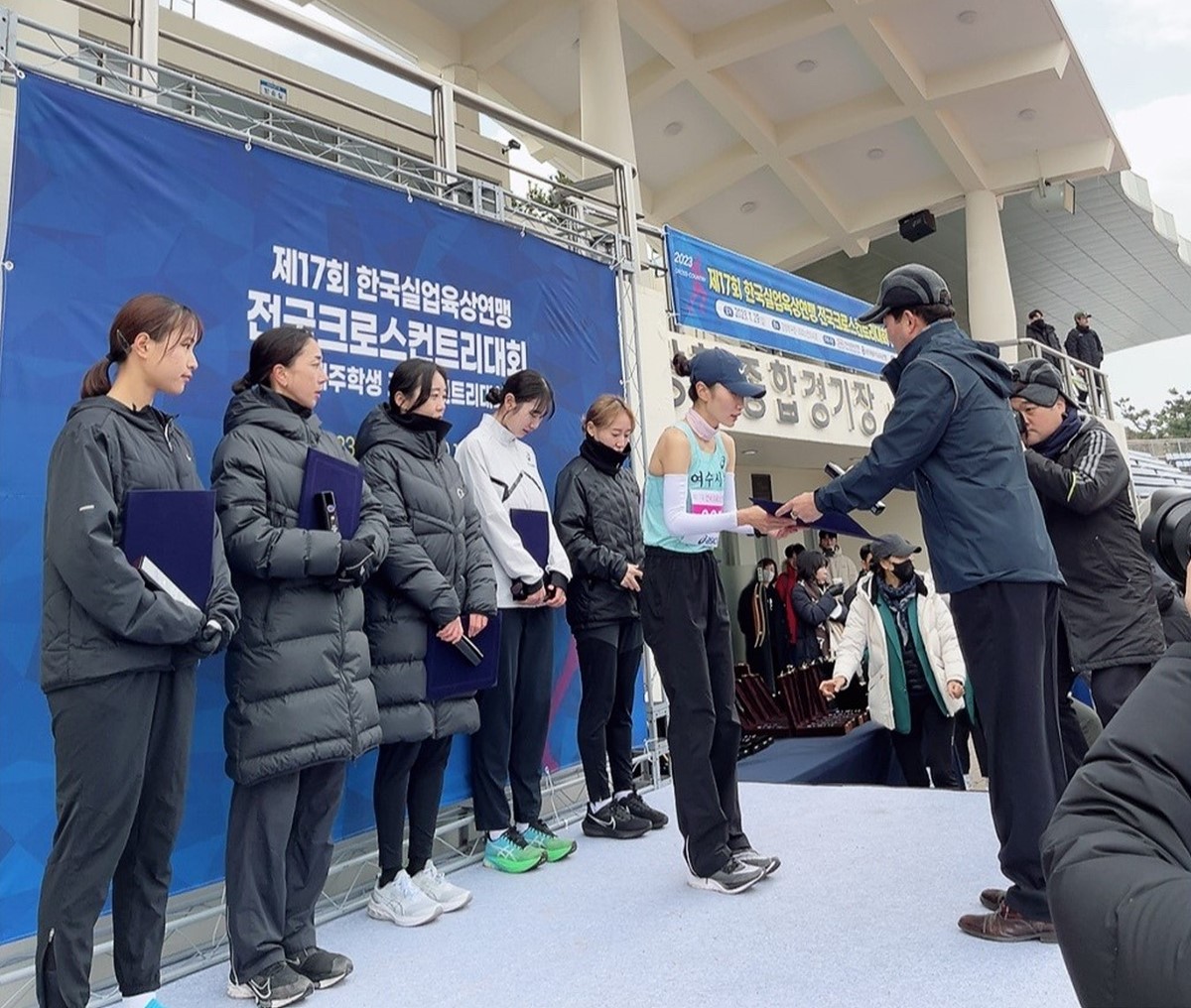 여수시청 김은미 선수가 지난달 29일 제주특별자치도에서 열린 제17회 서귀포 전국 크로스컨트리대회 8km 여자부에서 금메달을 획득했다.