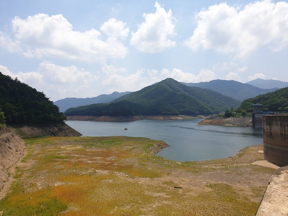 장기화된 가뭄으로 저수량이 대폭 낮아져 바닥을 드러내고 있는 주암댐의 모습.