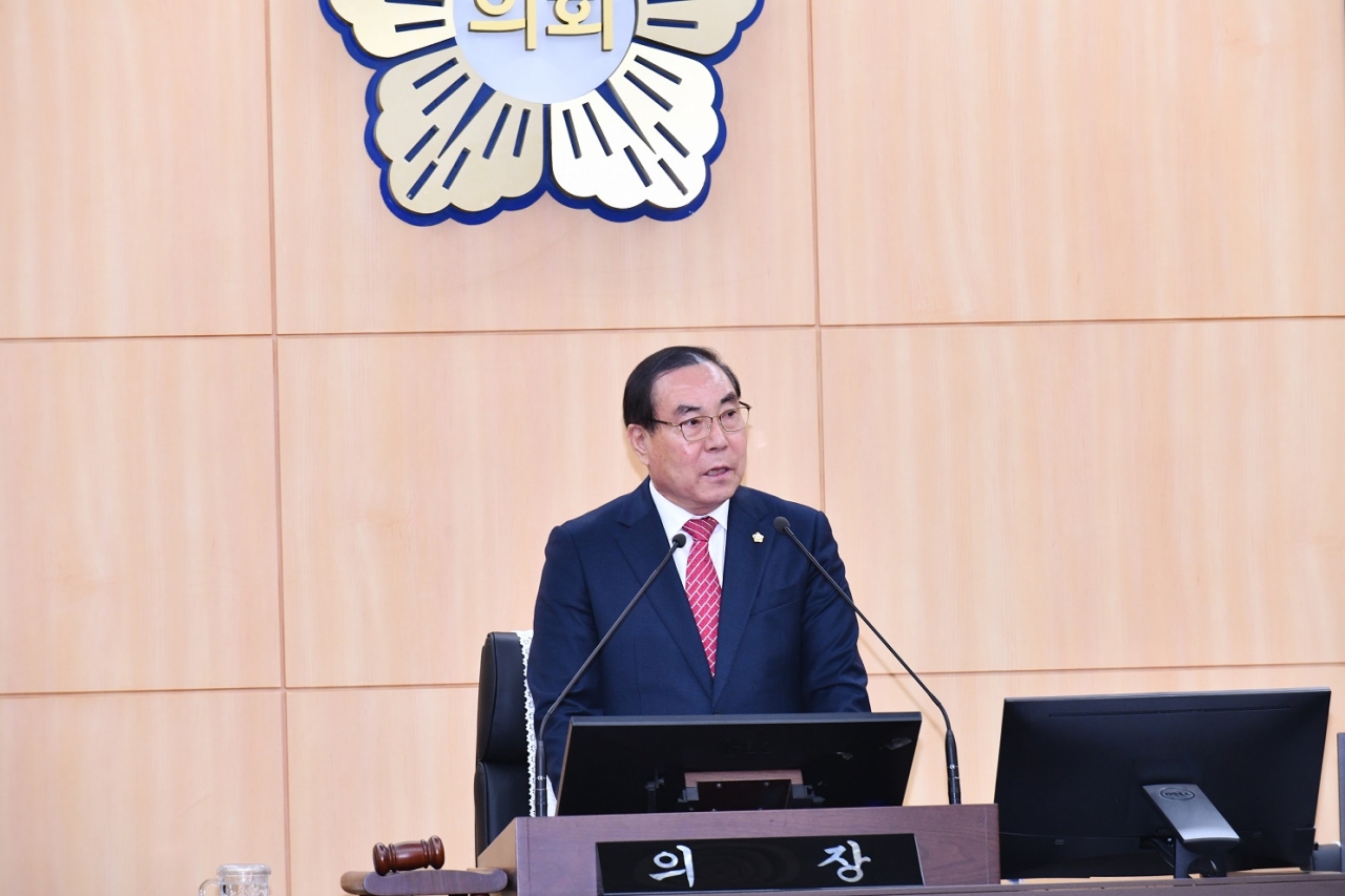 김영규 여수시의회 의장이 지난 14일 열린 제226회 임시회 본회의에서 개회사를 하고 있다.