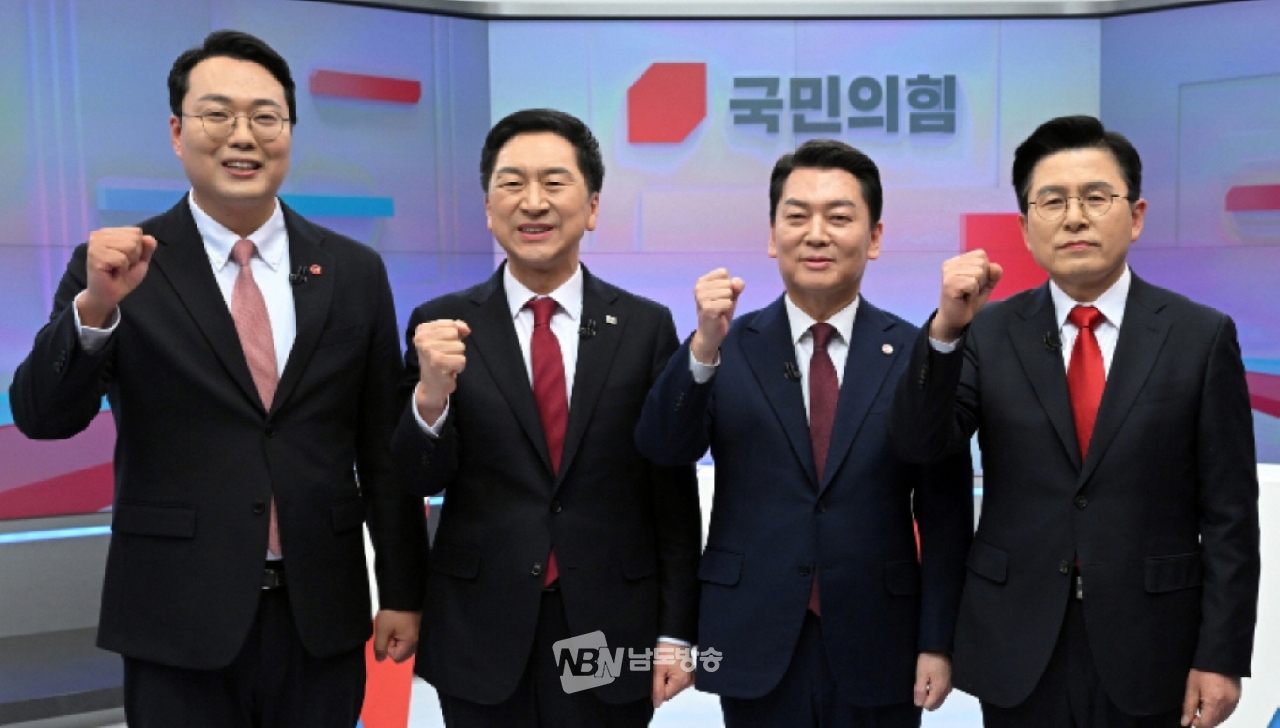 국민의힘 당대표 후보인 천하람(왼쪽부터), 김기현, 안철수, 황교안 후보가 15일 오후 서울 중구 TV조선 스튜디오에서 열린 첫 TV토론에 앞서 포즈를 취하고 있다. 국회사진취재단