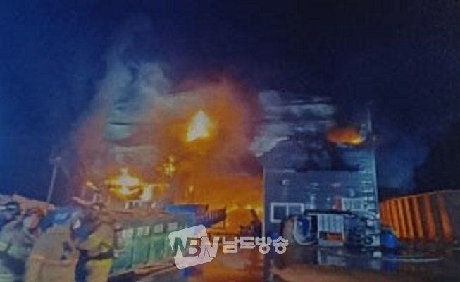 ​지난 23일 오후 10시31분께 전남 여수시 소라면 봉두리의 한 쓰레기 분리공장에서 화재가 발생했다.​