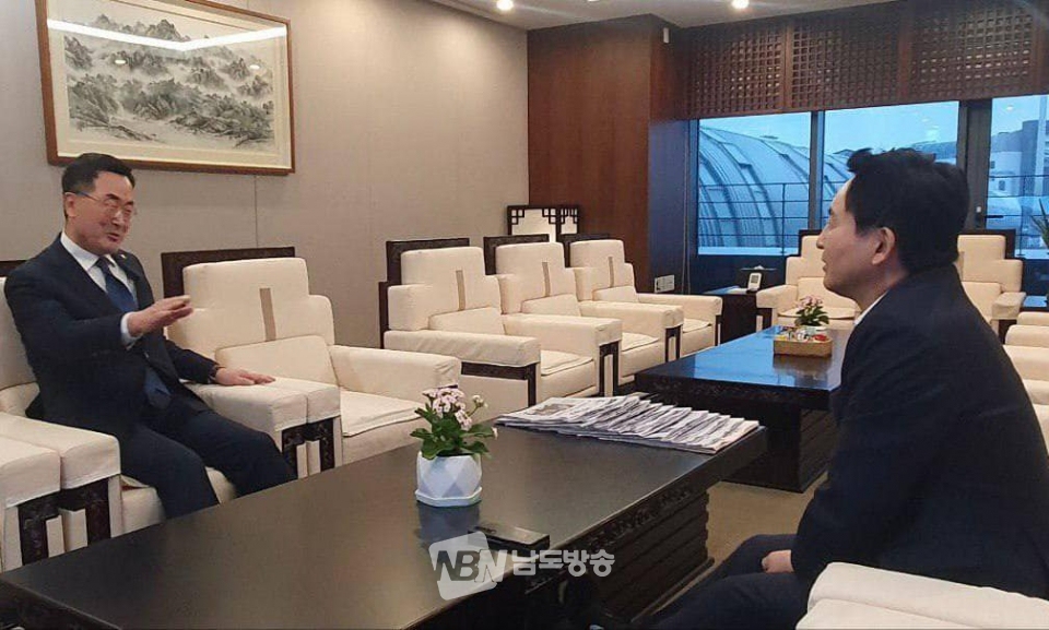 소병철 의원이 원희룡 국토교통부 장관을 만나 경전선 우회노선에 대한 대화를 나누고 있다.