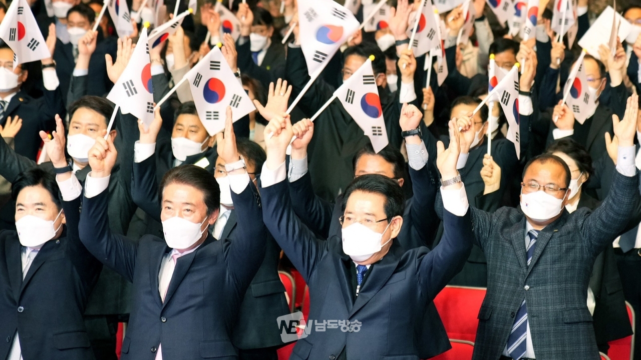 김영록 지사가 1일 전남도청 김대중강당에서 개최한 '제104주년 3·1절 기념식'에서 참석자들과 만세삼창을 하고 있다.