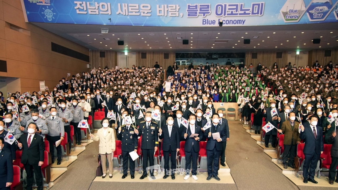 김영록 지사가 1일 전남도청 김대중강당에서 개최한 '제104주년 3·1절 기념식'에서 참석자들과 삼일절 노래를 부르고 있다.