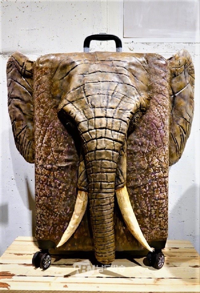 ​▲김기희 '납작 코끼리' 캐리어에 혼합재료 67×60×30cm 2023​