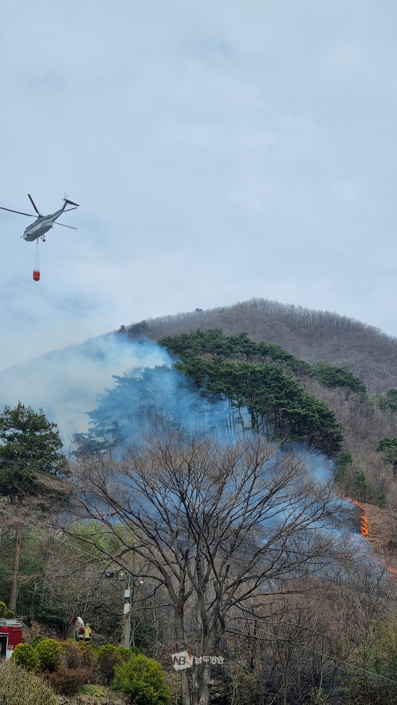 21일 광양시 진상면 황죽리에서 산불이 발생, 헬기가 진화작업을 펼치고 있다.(사진=광양시)
