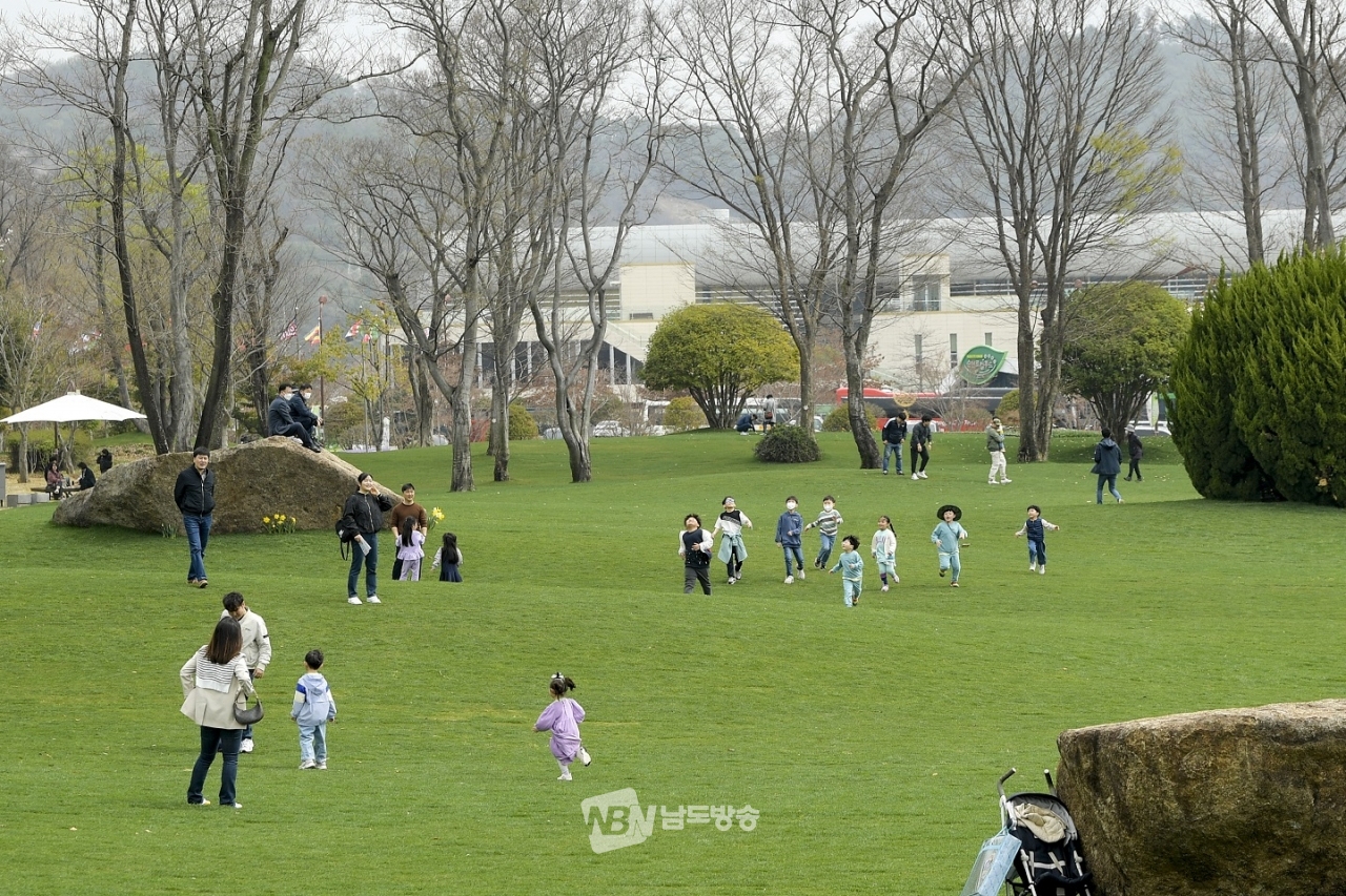 25일 순천만정원박람회 프레오픈 행사에 참가한 어린이 관람객들이 푸른 잔디가 펼쳐진 키즈가든에서 뛰어놀고 있다.(사진=순천시)