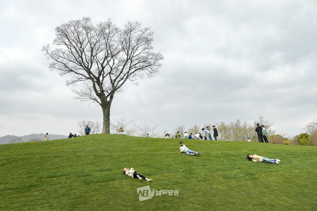 25일 '2023순천만국제정원박람회 프레오픈'행사에 참가한 어린이들이 '키즈가든'에서 언덕을 구르며 신나게 놀고 있다.(사진=순천시)